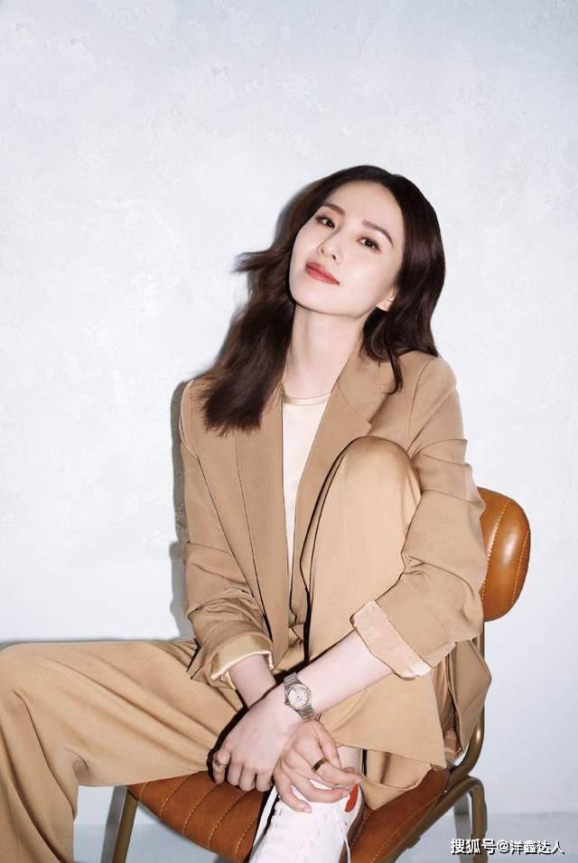 短裙 刘诗诗气质优雅，白色高领衫配短裙秀好身材，筷子腿太抢眼