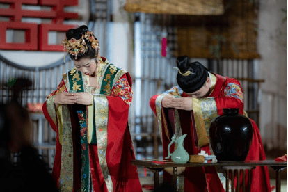 10月24日,一对新人于杭州开元森泊酒店举行了杭城第一次宋韵文化婚典