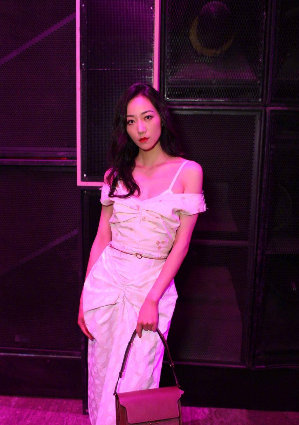 女神 韩雪更美了，穿一字肩白色修身长裙，踩“斑马纹”粗跟鞋优雅大气