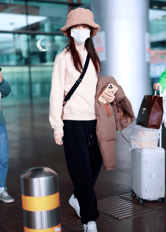 感觉 女星冬季机场穿搭PK！林允轻熟、金晨减龄，张钧甯老气却不失气场