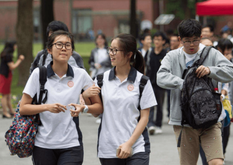 学生对想要 取消一门学科 投票 英语勉强排第三 榜首确实难 成绩