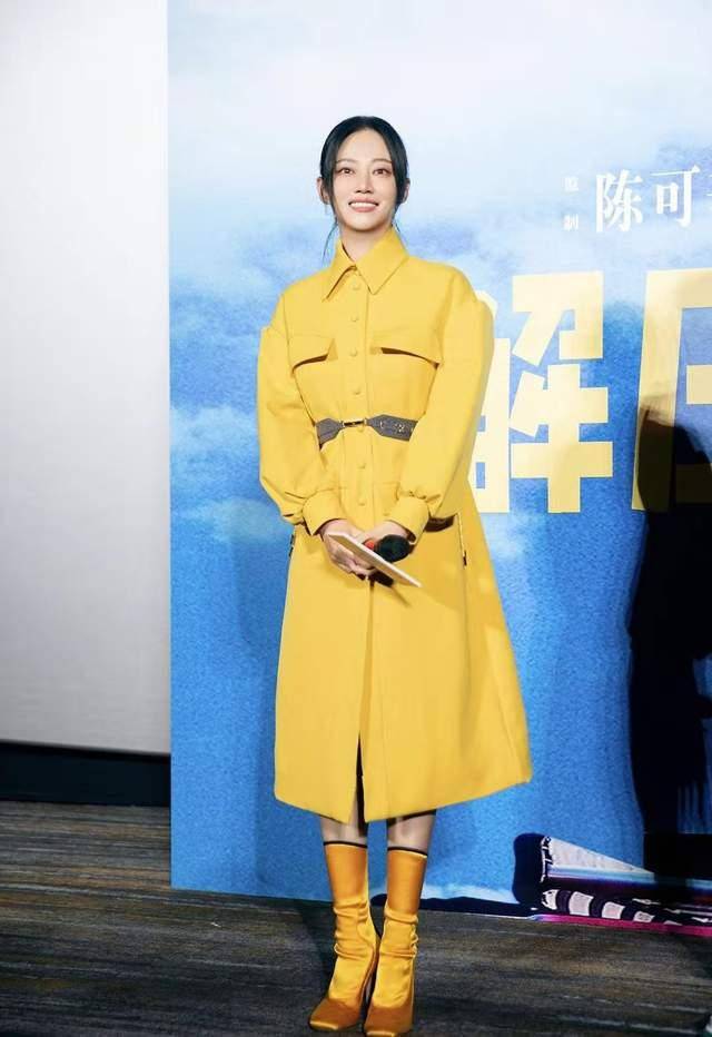 显得 谭卓穿出女人味！紫色长裙展现完美身材，明媚又温柔