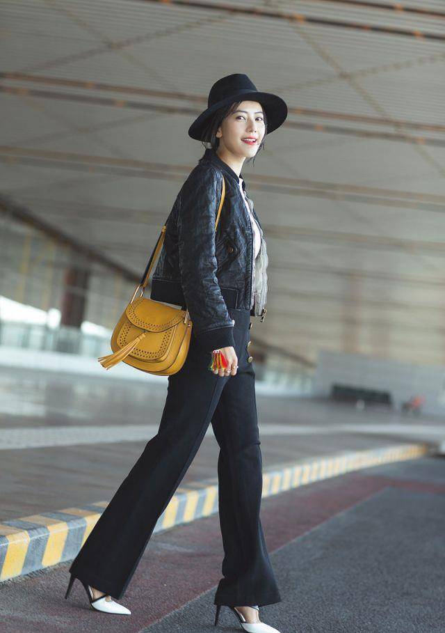 显得 高圆圆最近的风格变了?短外套喇叭裤高调走机场,换季穿搭超好看