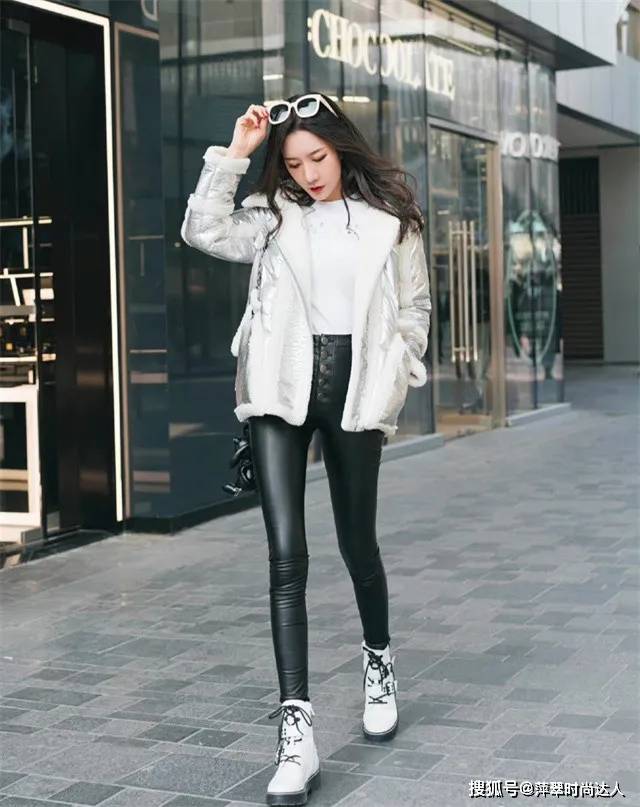休闲型 打底裤“过时”了，今冬火了这款“无痕裤”，搭羽绒服显瘦又时髦