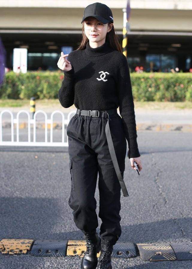 黑色 沈梦辰虽然长得挺甜，但穿着一身黑照样帅气得很，工装裤真显腿长