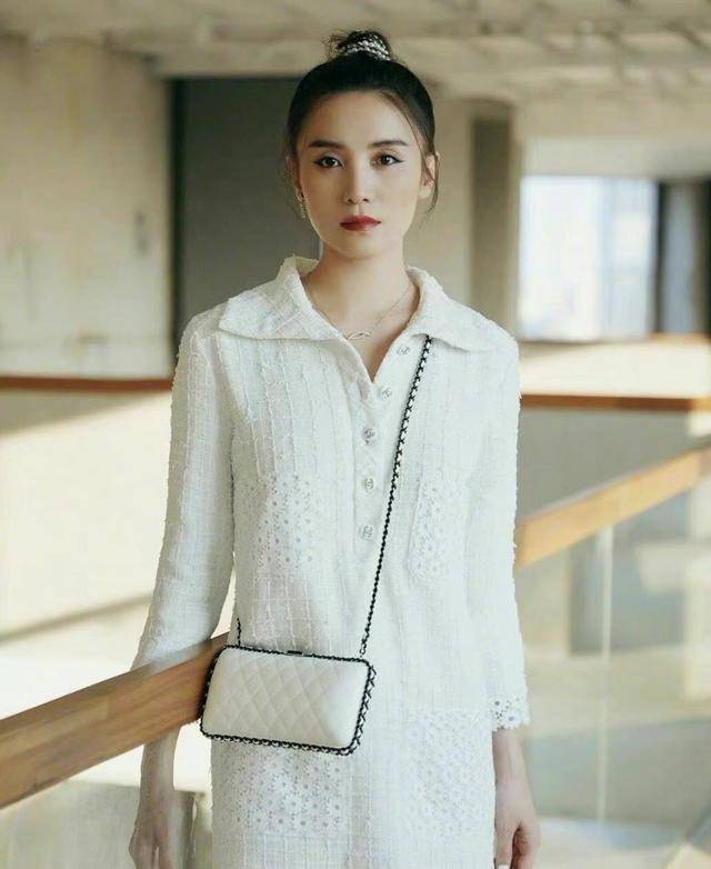 宋佳 宋佳穿搭接地气，白色连衣裙简约优雅，造型干净清爽还抢眼