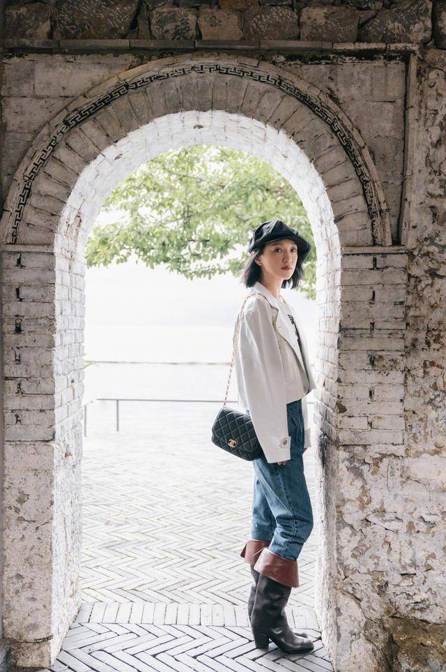 羊羔 周迅穿衣好时尚，穿奶白色羊羔毛大衣搭格纹裤，洋气减龄