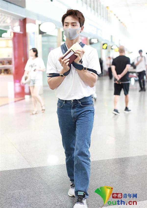 双肩包 马天宇穿白T配牛仔裤青春阳光似不受争议影响
