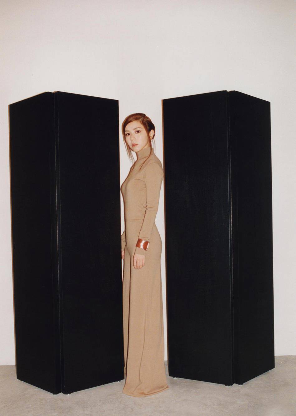 黑色 邓紫棋变身“半熟少女”，驼色穿搭高级又灵动，气质舒服