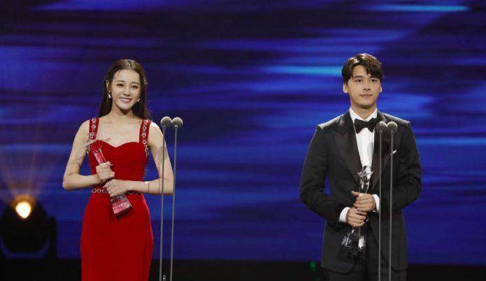 奖杯|迪丽热巴和李易峰为什么能同获两座奖杯，其实这八个字早有预料！