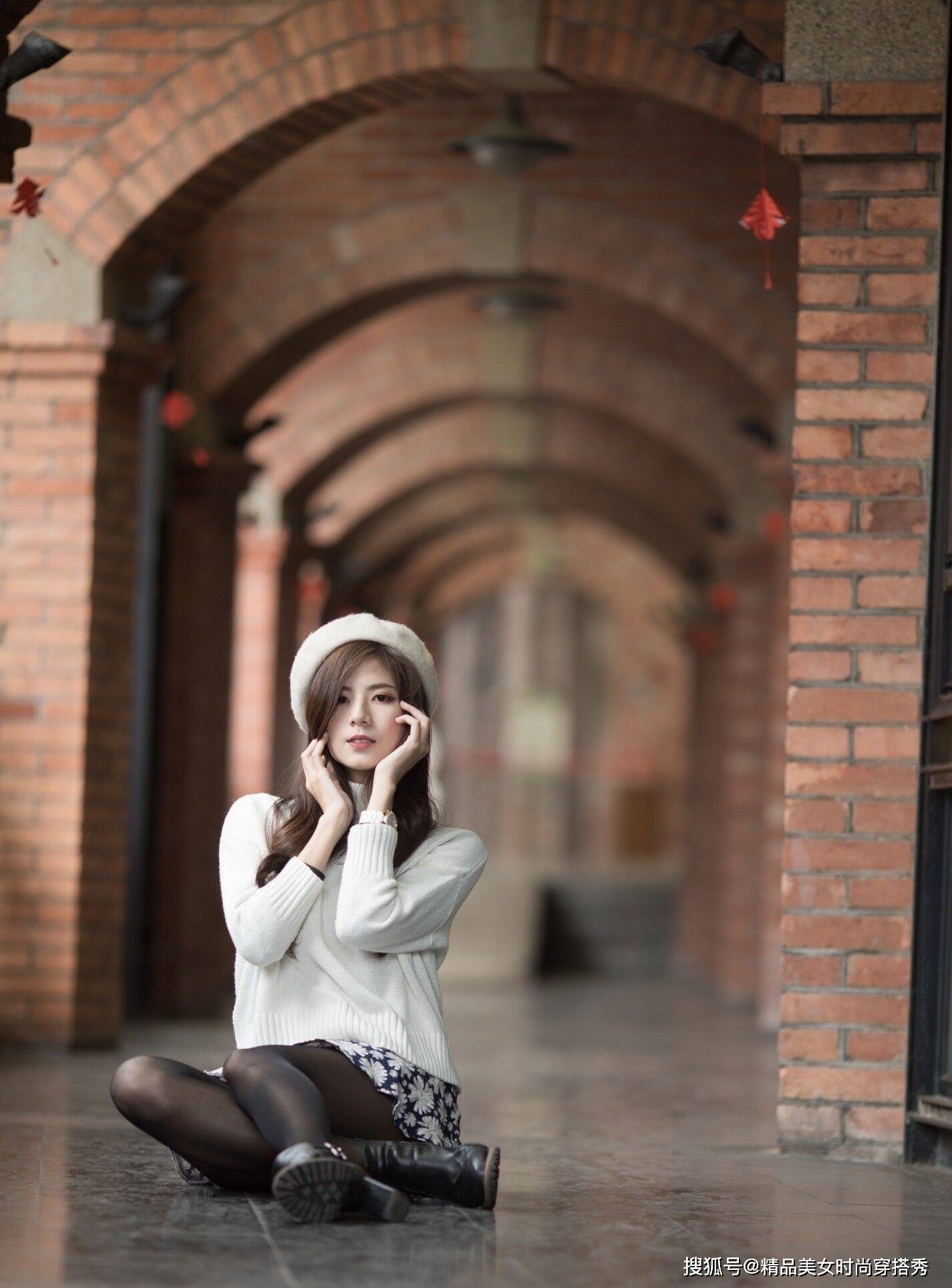 短裙 白色毛衣搭配碎花短裙，休闲又时尚，非常耐看