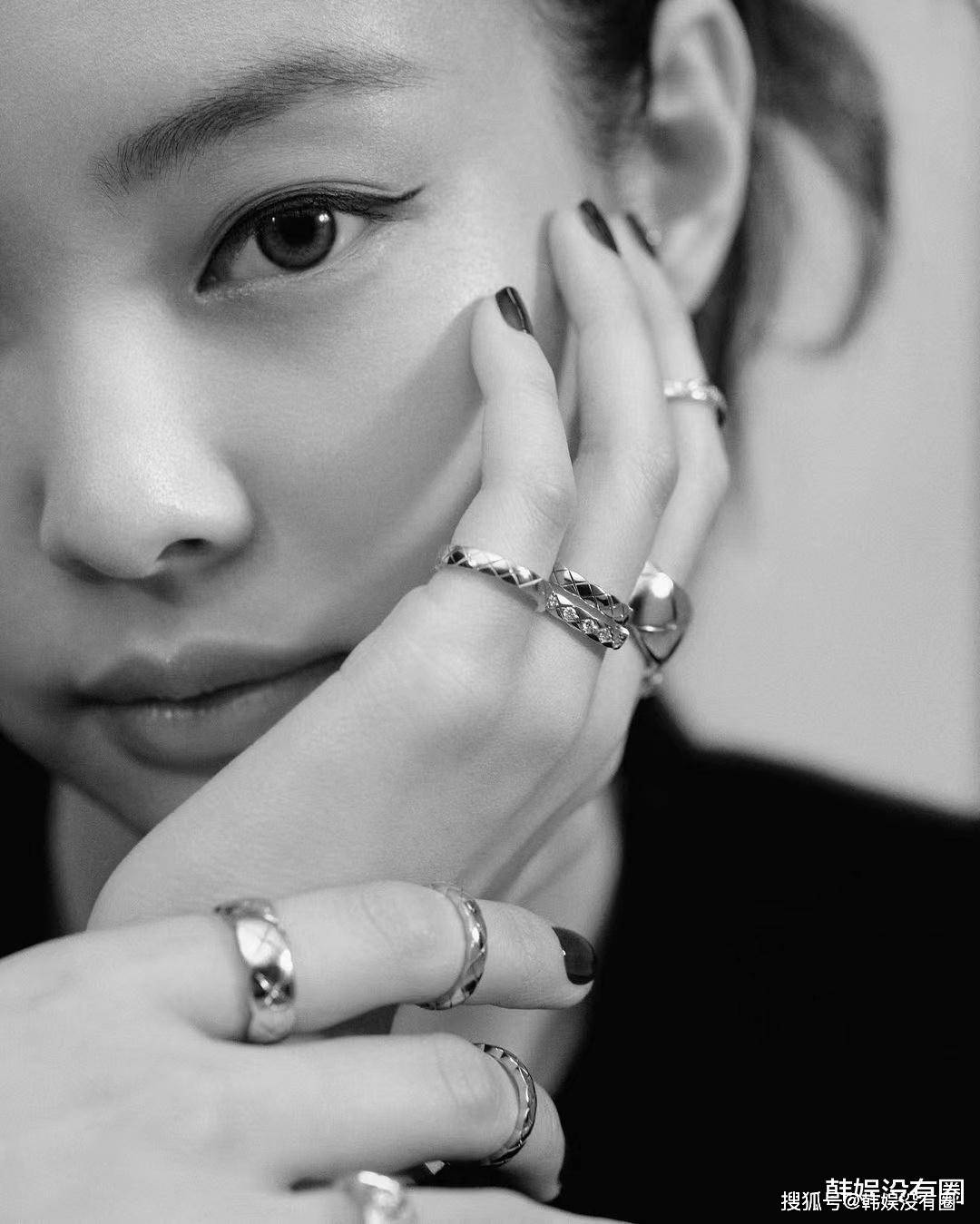 金智妮被选定为了香奈儿珠宝coco crush系列的第二位全球代言人