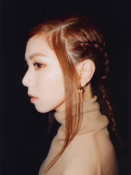 黑色 邓紫棋变身“半熟少女”，驼色穿搭高级又灵动，气质舒服