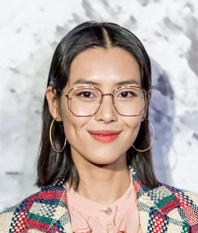 宫廷风 刘雯真不愧是超模!格纹西装搭配粉色衬衫复古摩登,颇具宫廷风