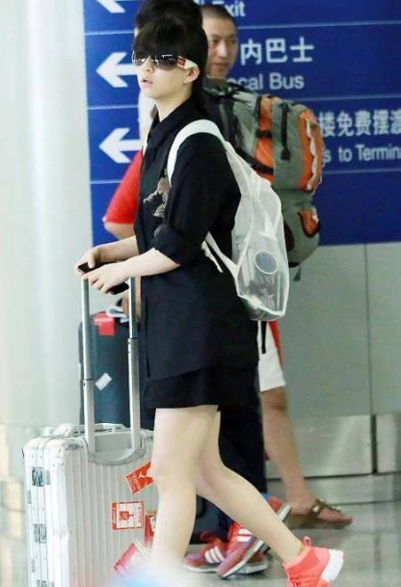 黑色 22岁小彩旗真的长大了，一身黑造型现身机场，走路带风尤为成熟
