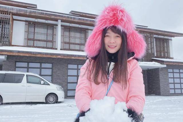 服装 田海蓉在滤镜下，穿粉色滑雪服像极了少女，看起来很清纯有活力