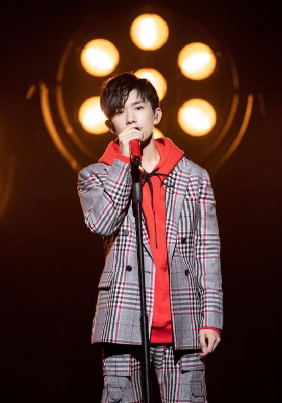 黑色 阔腿裤早已过时,易烊千玺的“情人裤”火遍全网,00后:不敢穿