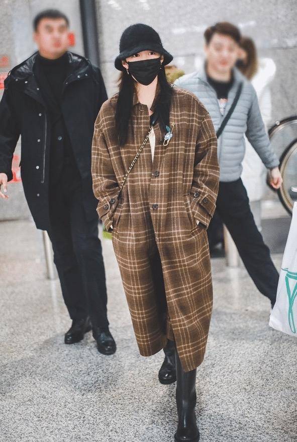 整体 关晓彤穿搭终于不土了！大长腿太惹眼，穿格纹大衣也遮不住