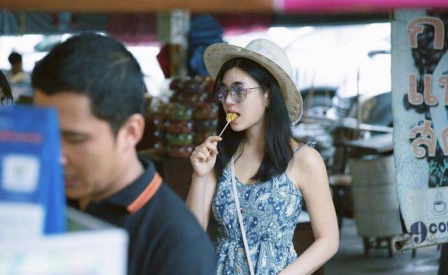 身材 陈妍希才是夏季穿搭模板，一袭蓝色印花吊带裙简约随性，美成初恋