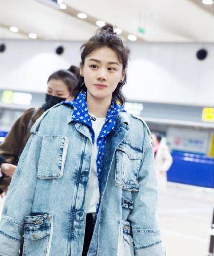 卫衣叠 马思纯真的瘦回去了！牛仔外套搭配休闲裤很青春，丸子头更显甜美