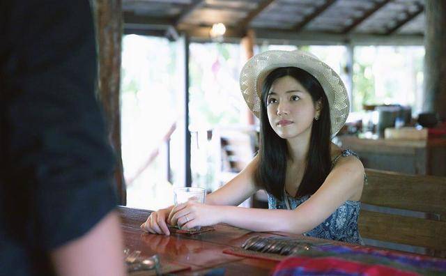 身材 陈妍希才是夏季穿搭模板，一袭蓝色印花吊带裙简约随性，美成初恋