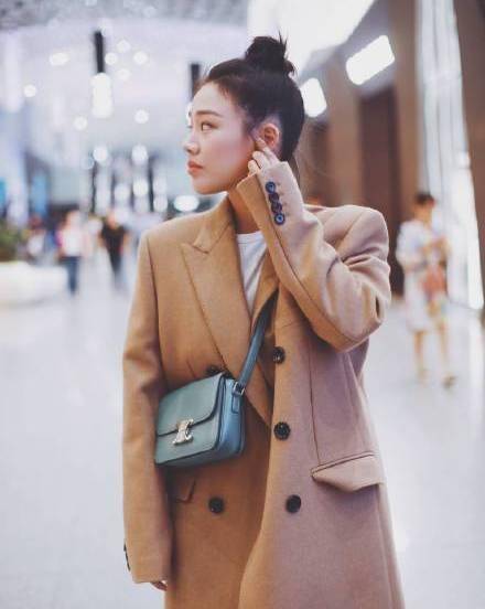 卫衣叠 马思纯真的瘦回去了！牛仔外套搭配休闲裤很青春，丸子头更显甜美