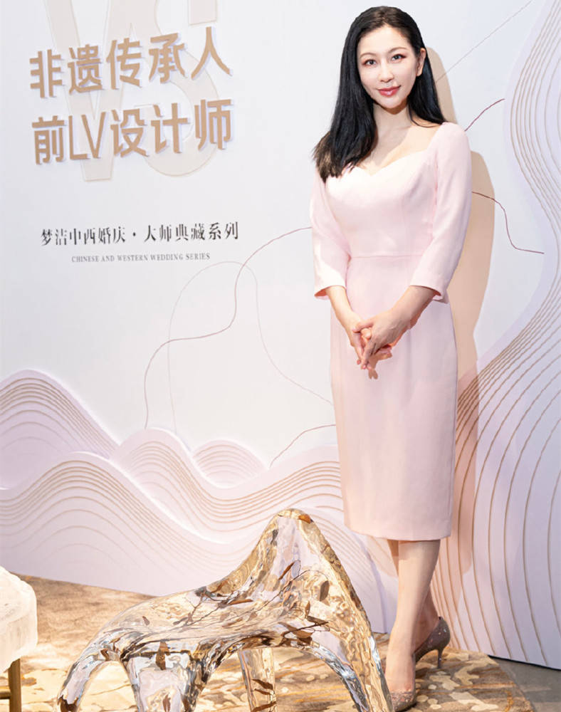 刘钧 戏外的“乔祖望”真幸福,小14岁妻子是设计师,穿搭比明星还惊艳!