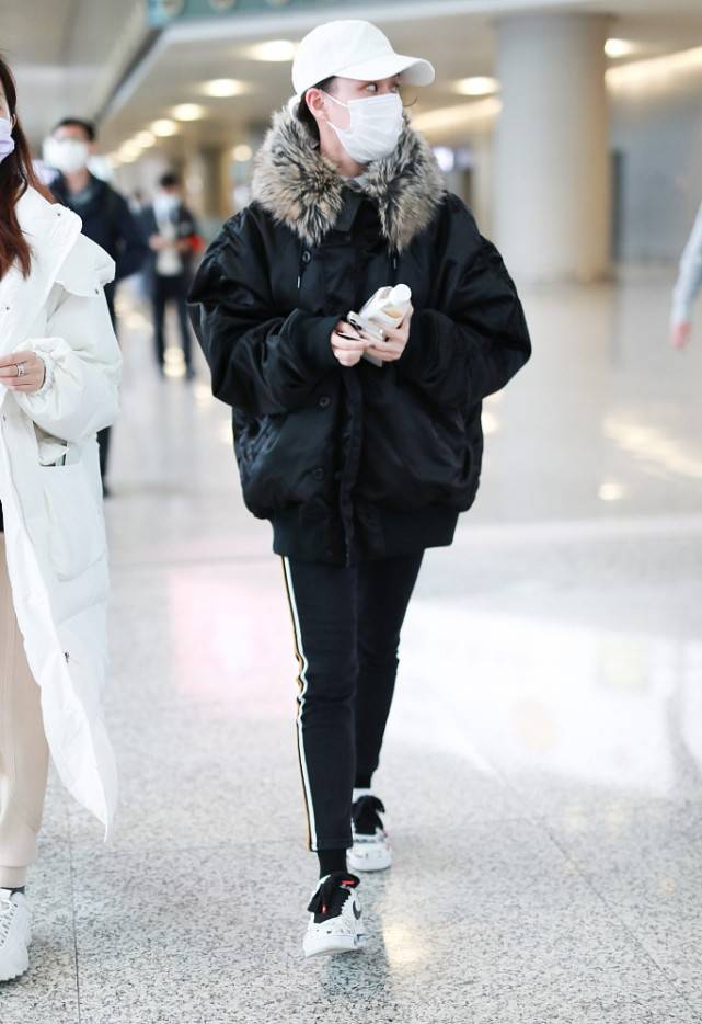 真名 何超莲才是真名媛，紧身上衣+阔腿裤好精致，秀出了身材还显高级