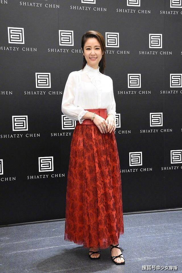 感觉 林心如在台北出席活动，白衬衫搭红色蓬蓬长裙，腰却瘦一圈