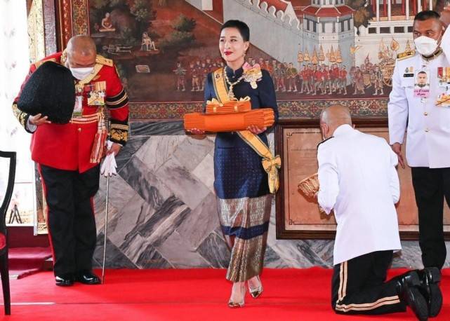 颜色 43岁苏提达穿蓝衣甘愿当花瓶！半蹲礼风情万种，撞衫帕公主竟不输