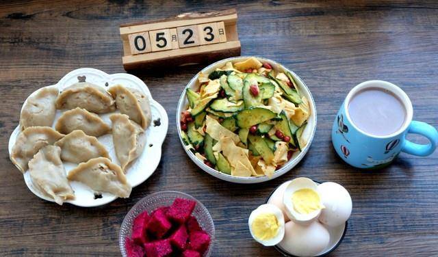 做法|全职妈妈周末也不闲着，一家四口人的早餐，做法简单，营养也不差