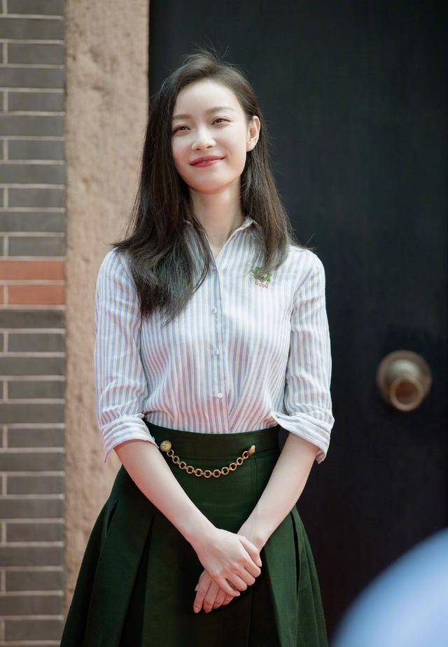 大气 倪妮的高级感真不是吹的!条纹衬衫搭配半身裙优雅利落,摩登精致