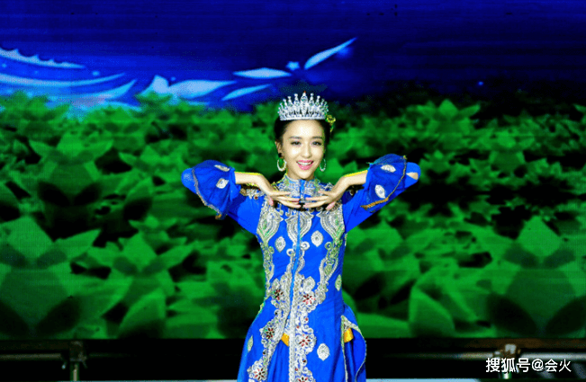 佟丽娅光脚热舞!穿西裤劈叉轻松自如,身材苗条腹部肋骨突出明显_舞蹈