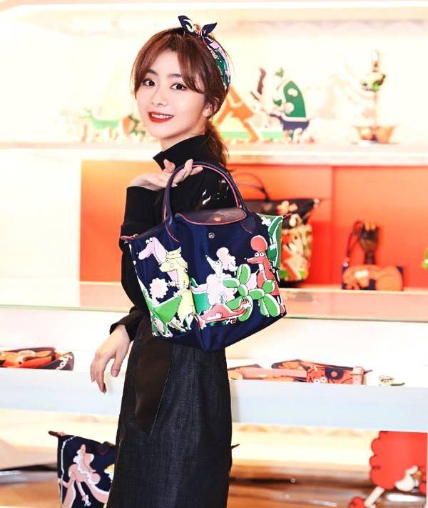 显得 谭松韵的初恋脸太有感了,解锁轻熟少女风,笑起来太迷人了!