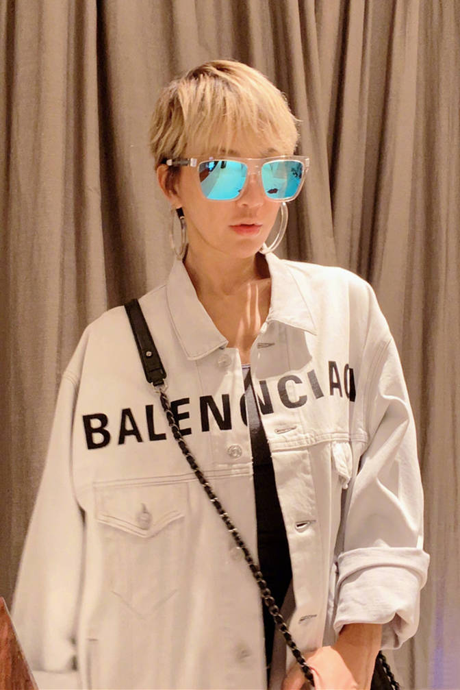 黑色 真是年纪越大越敢穿，奔五的李玟搭配一袭黑色蕾丝长裙，真是开放