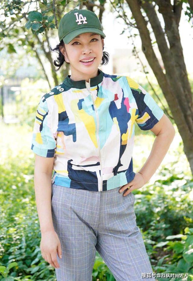 图案 刘晓庆穿一身修身连衣裙，把“大花”衣服，搭出时尚大气感