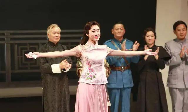 身材 TVB当家花旦胡定欣，明明穿旗袍这么好看，却被造型师坑成大妈！