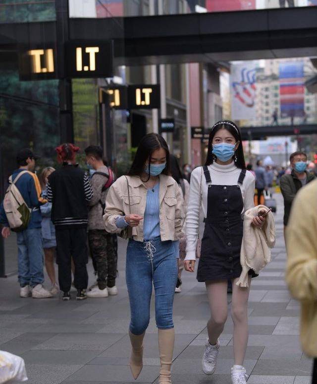 都能 牛仔裤搭配针织长袖，穿出属于秋冬的青春活力