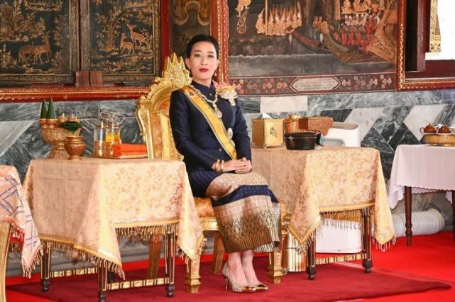 颜色 43岁苏提达穿蓝衣甘愿当花瓶！半蹲礼风情万种，撞衫帕公主竟不输