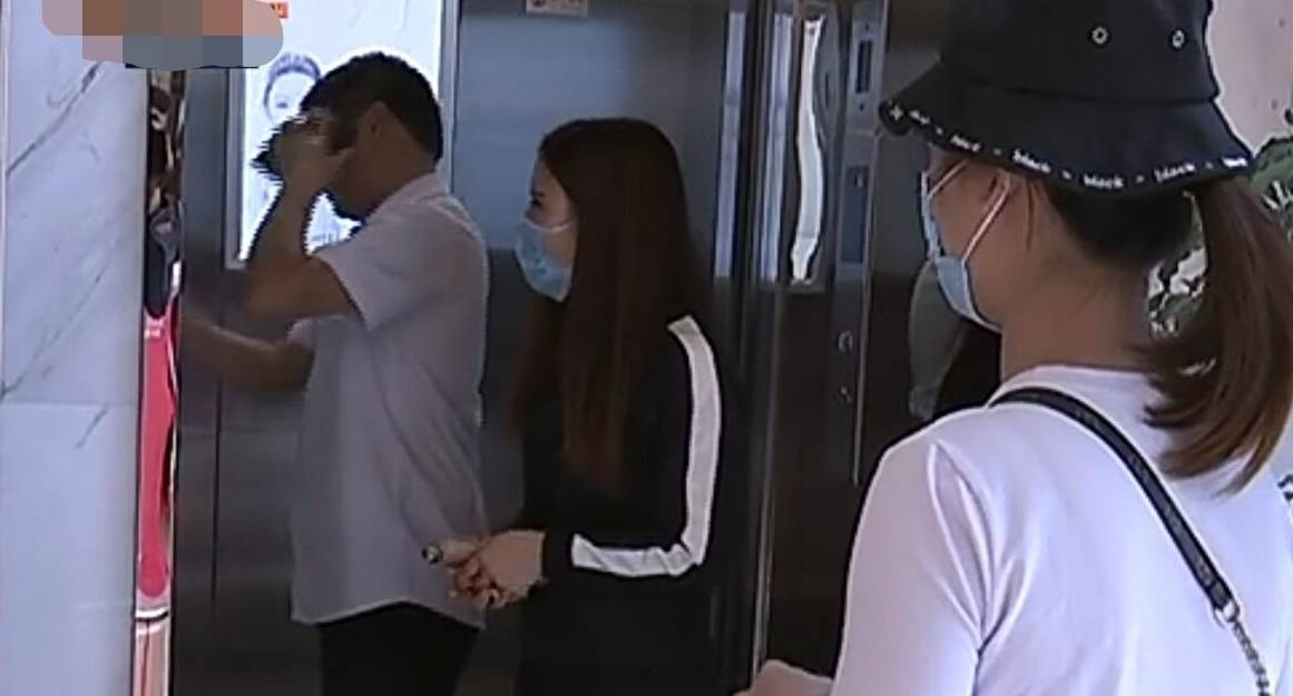姐妹模特花9万多做鼻综合成“人妖鼻”，找来媒体诉苦：女儿叫我怪物