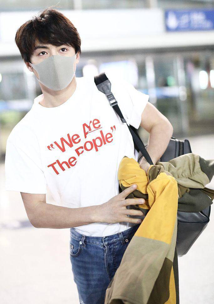 背包 马天宇机场反穿外套很皮 玩另类时尚帅气有型少年感足