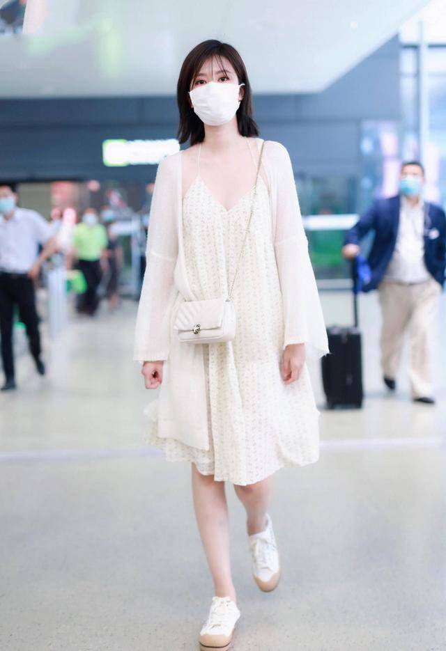 身材 乔欣终于秀身材！身穿白色V领连衣裙清新优雅，大长腿实力抢镜