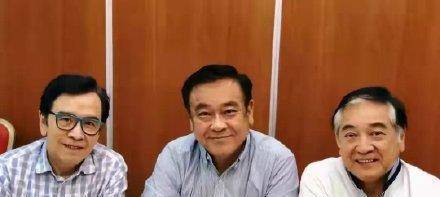 秦沛姜大卫尔冬升最新同框合影兄弟三人笑容灿烂面色红润状态好 罗珍 全网搜