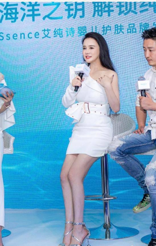 高跟鞋 冉莹颖“S”型身材太惊艳！穿白色斜肩连衣裙优雅大气，性感精致