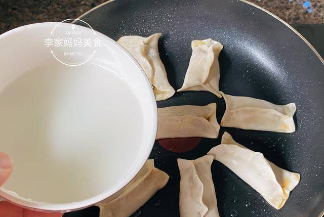 小孩|全家最爱的胡萝卜鲜肉锅贴，提前包好冻起来，早上8分钟搞定早餐