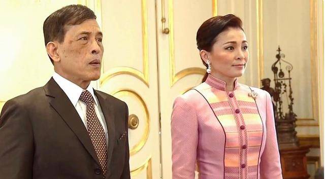 国王 泰国王后苏提达和国王丈夫同框，穿粉裙看着挺嫩，自带高贵气场