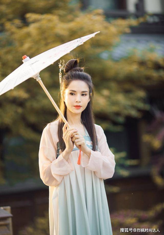 设计 李若彤用锻炼保持好身材，黑色蓬松半身裙系上腰带，身姿优美轻盈