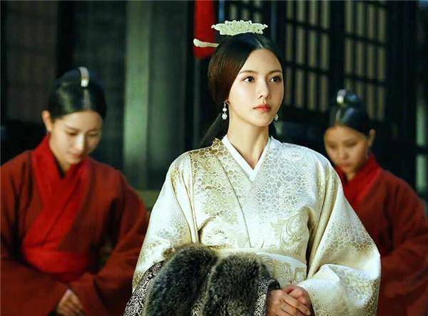 他母亲被曹操霸占父亲被张飞斩杀他长大后成了名将名字耳熟