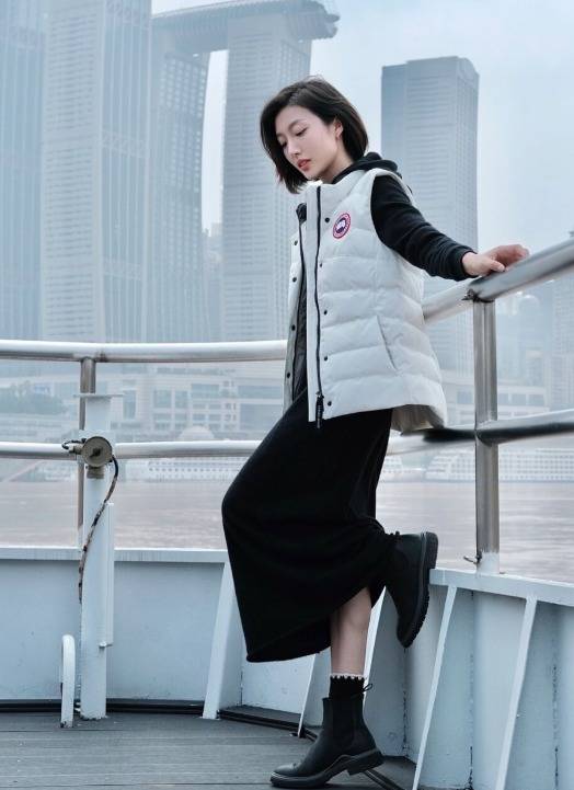 下半身 会“打扮”的女人,秋冬穿衣都选这3套羽绒服,保暖不说还时髦