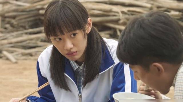 什么|风情女人闫妮，当了17年单亲妈妈，把女儿带进演艺圈，母女同演《突围》